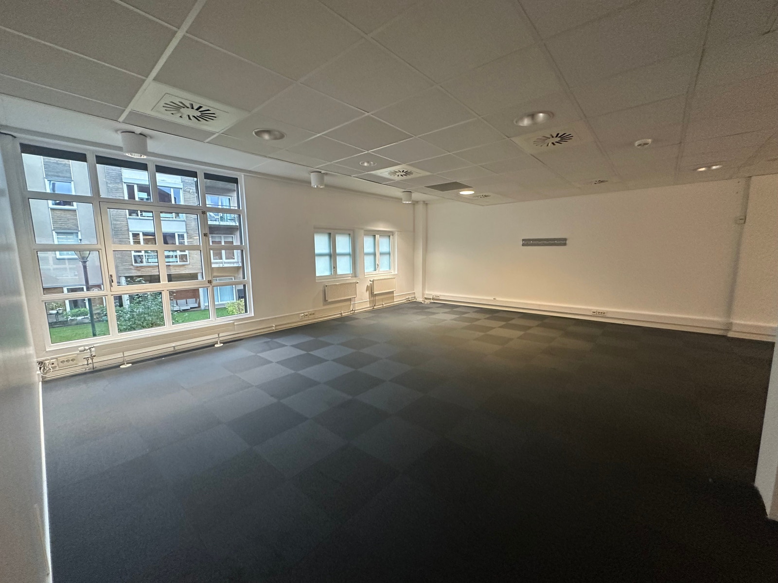 Andre etasje: Arealeffektivt kontor hvor storparten av arealet utgjør et sammenhengende kontorlandksap. Galleribilde