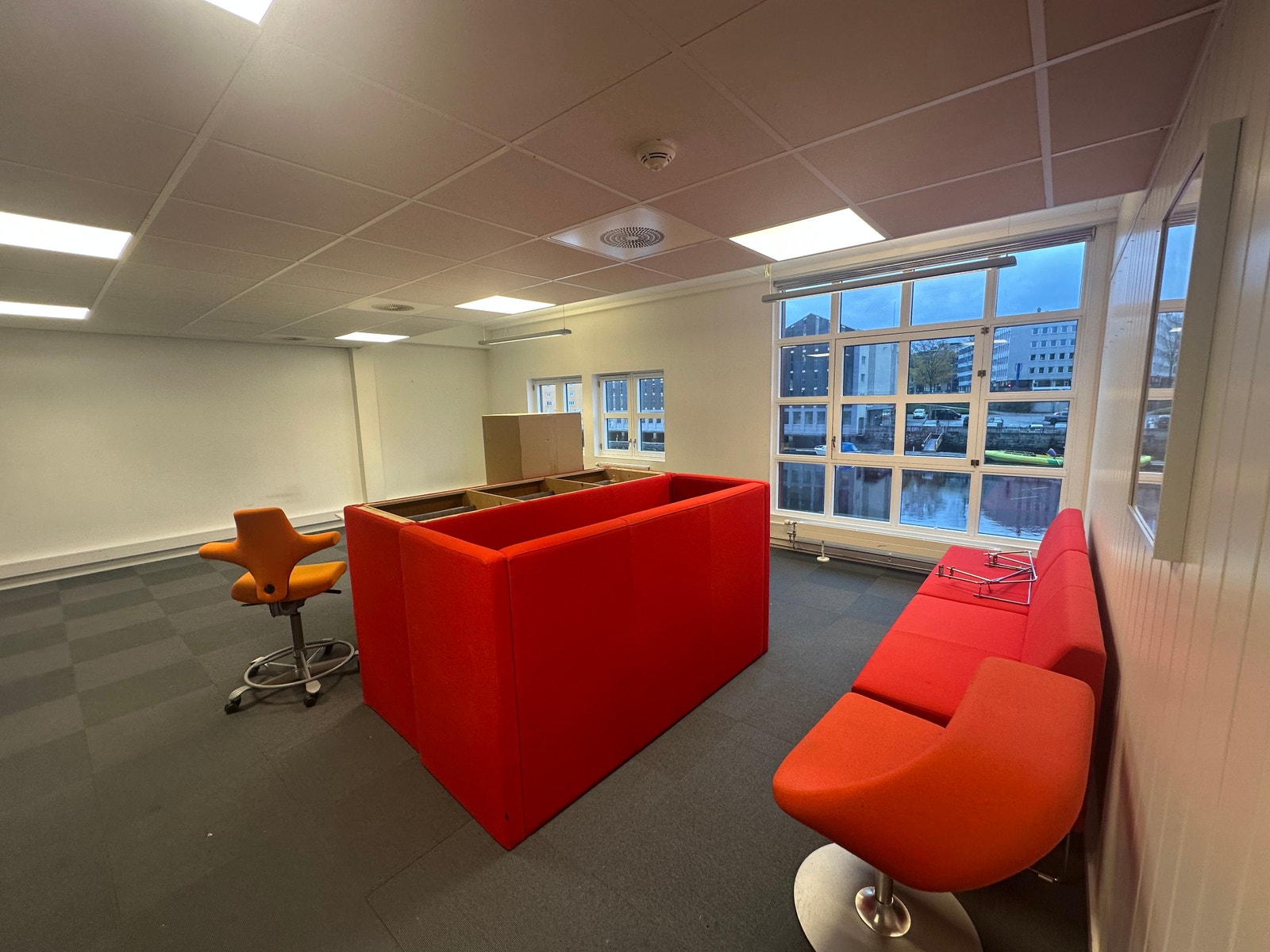 Andre etasje: Store vindusflater mot Nidelva. Galleribilde