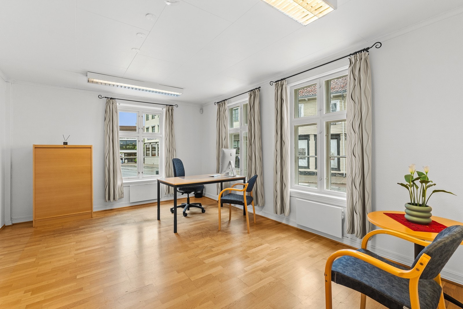Romslig kontor med eksponering mot Store Elvegate. Galleribilde