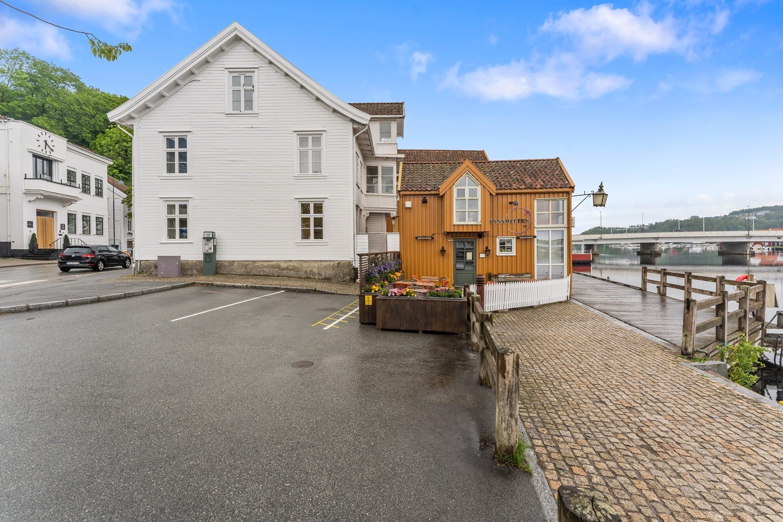 Eiendommen ligger like ved vannkanten langs den populære Mandalselven som renner gjennom sentrum. Galleribilde