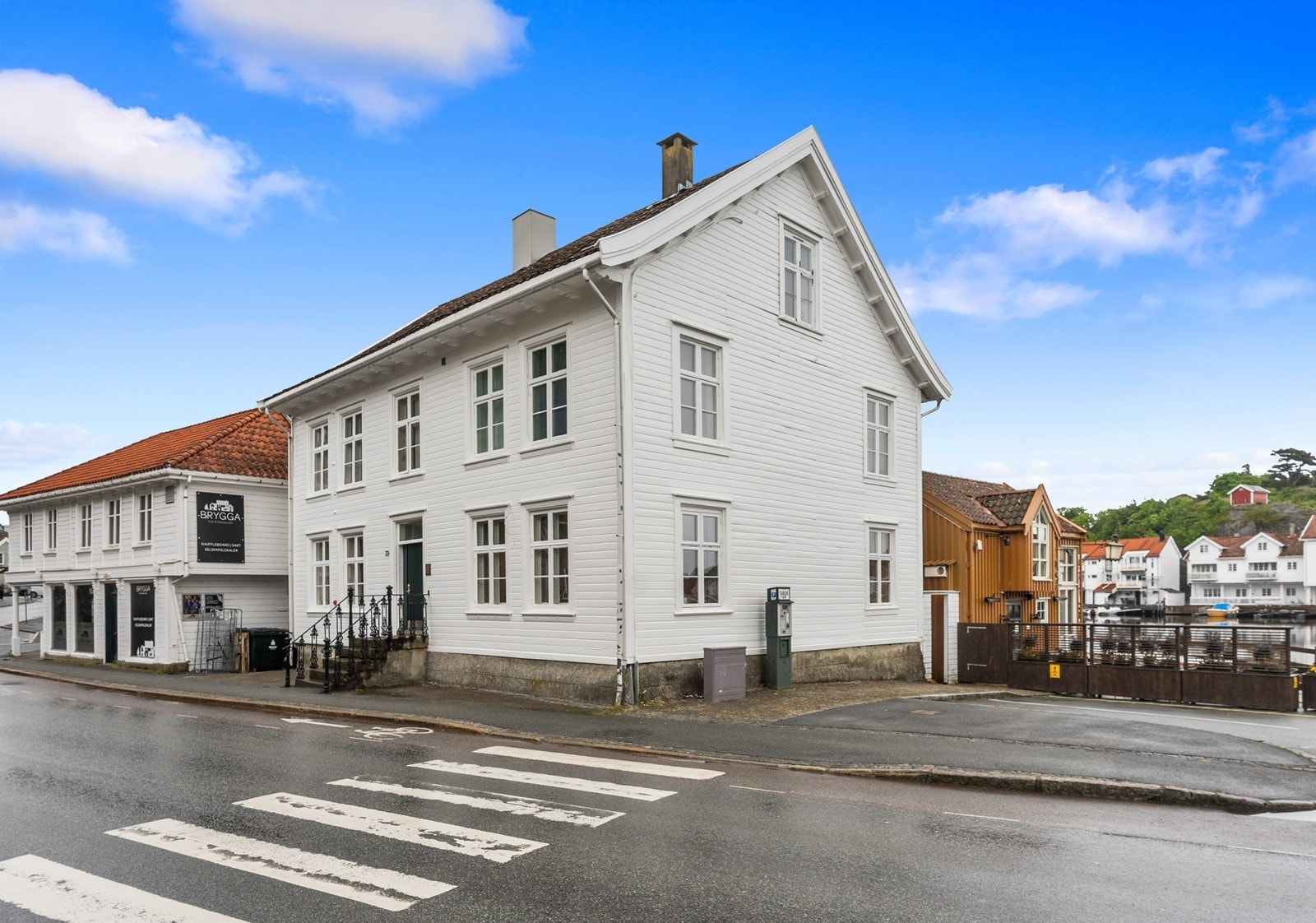 Sjarmerende og historisk fasade, men likevel velholdt - Nymalt 2025 Galleribilde