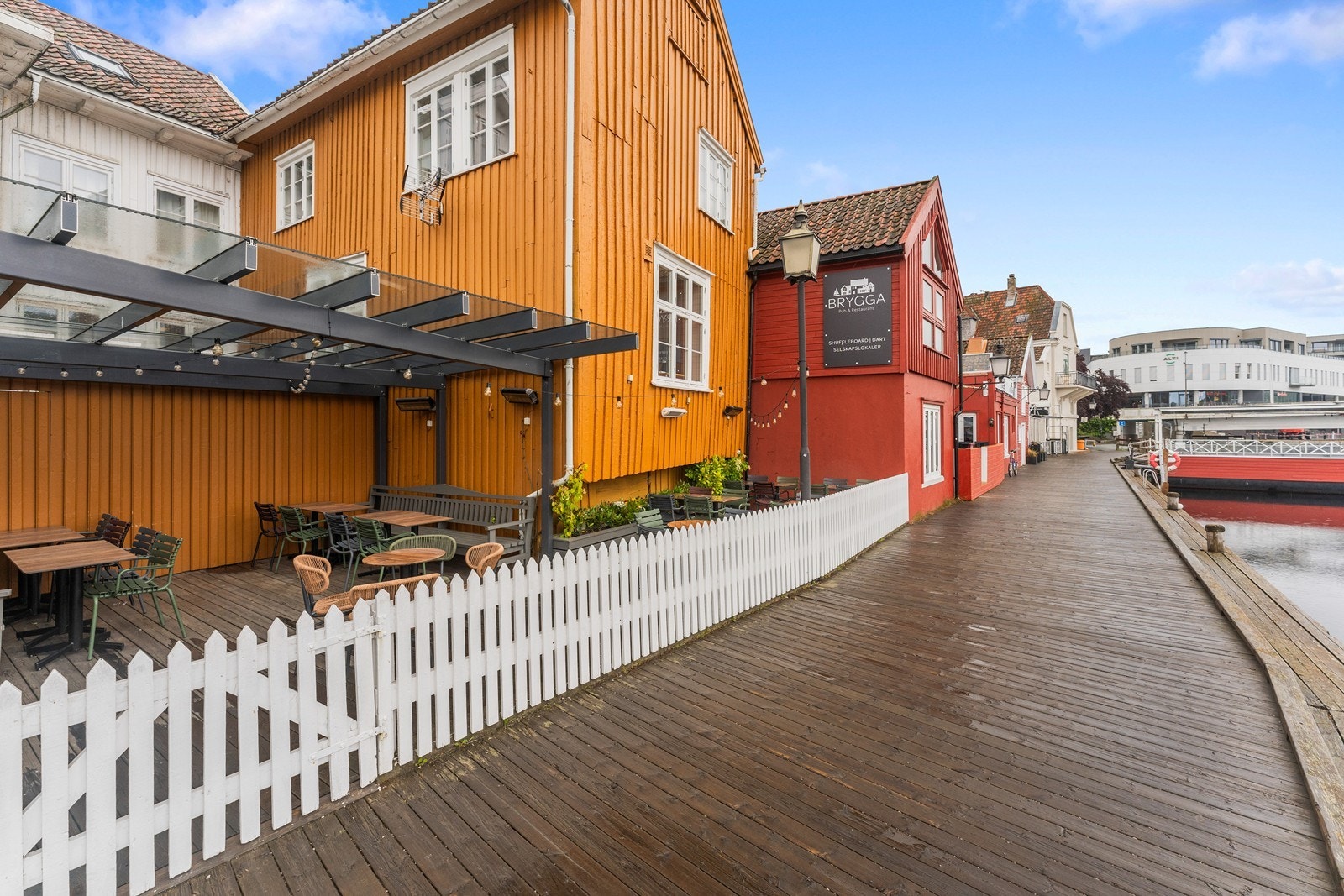 Seksjonen befinner seg i det hvite og gule bygget sin første etasje. Lang elven er det rikelig med restaurantliv Galleribilde