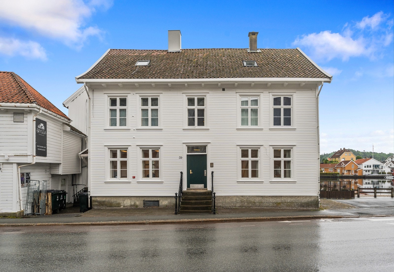 God eksponering mot en av de mest trafikkerte sentrumsgatene i byen. Galleribilde