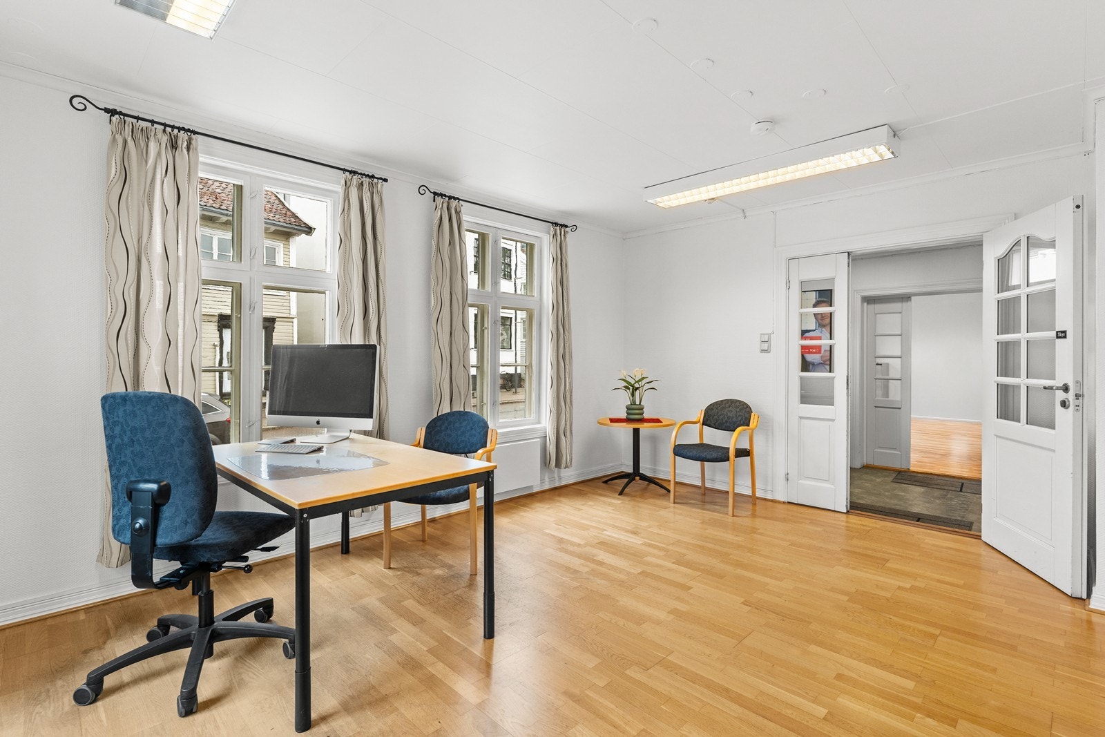 Romslig kontor med mange muligheter. Galleribilde