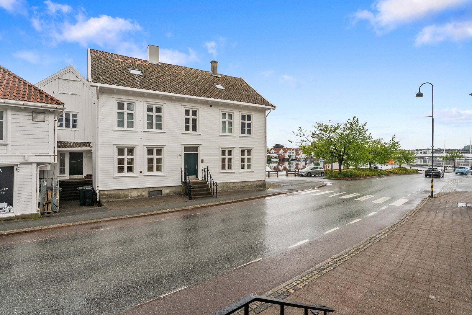 Velkommen til Store Elvegate 39 - En svært sentral eiendom like ved vannkanten, og med svært god eksponering mot en av byens mest sentrale og populære gater! Galleribilde