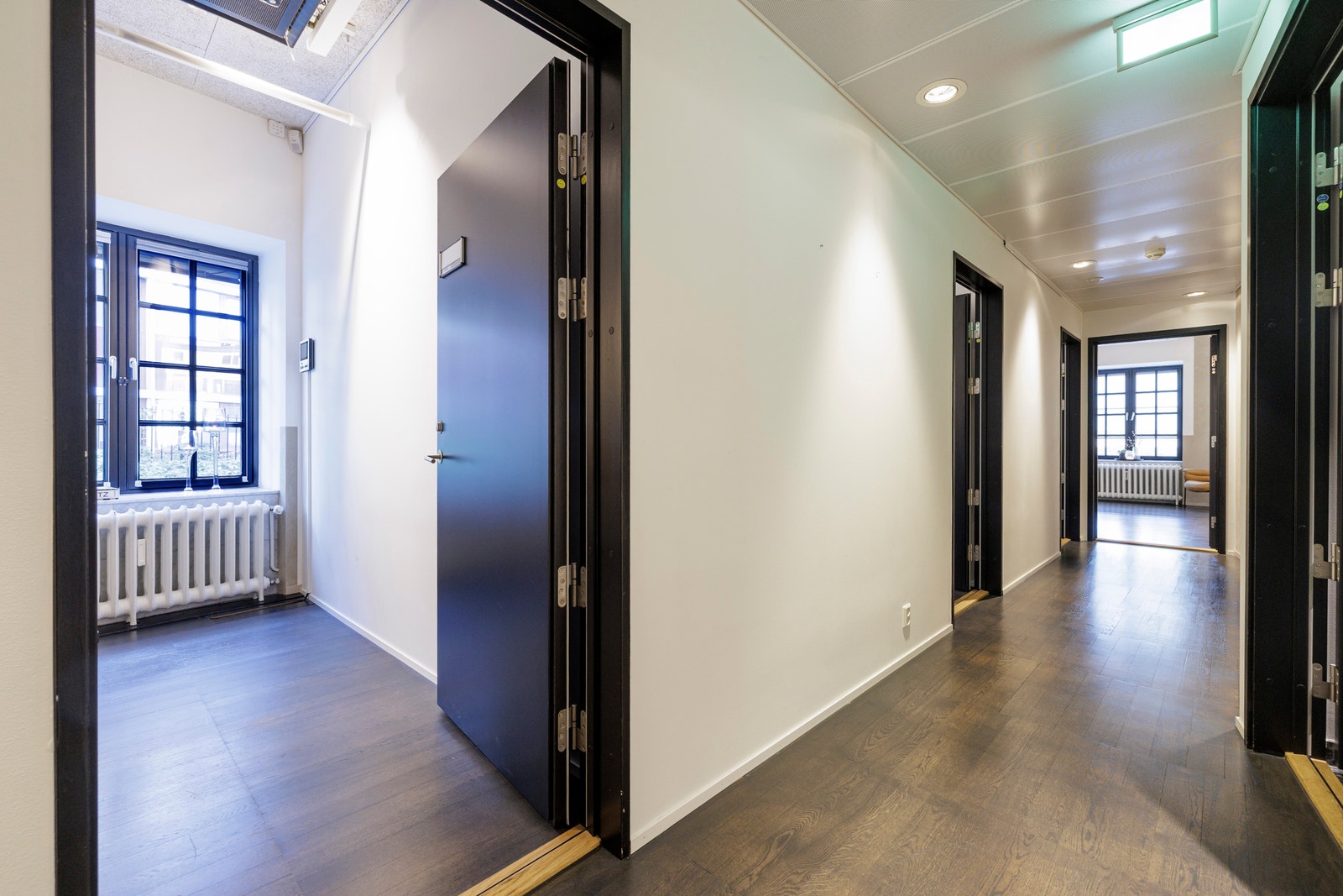 Romslig gang eller venteareal Galleribilde