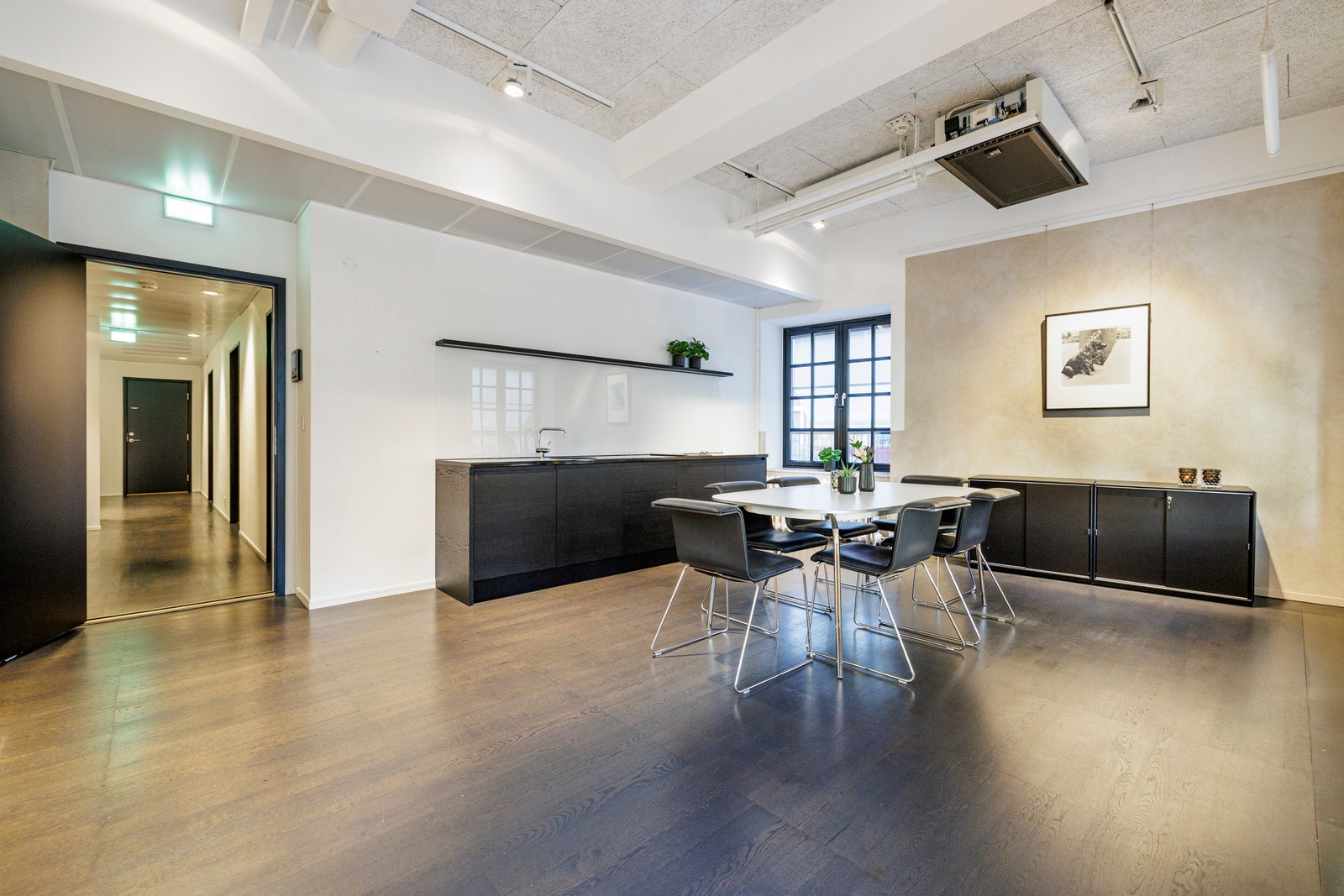 Hyggelig kjøkken med god standard, store vindusflater og møterom Galleribilde