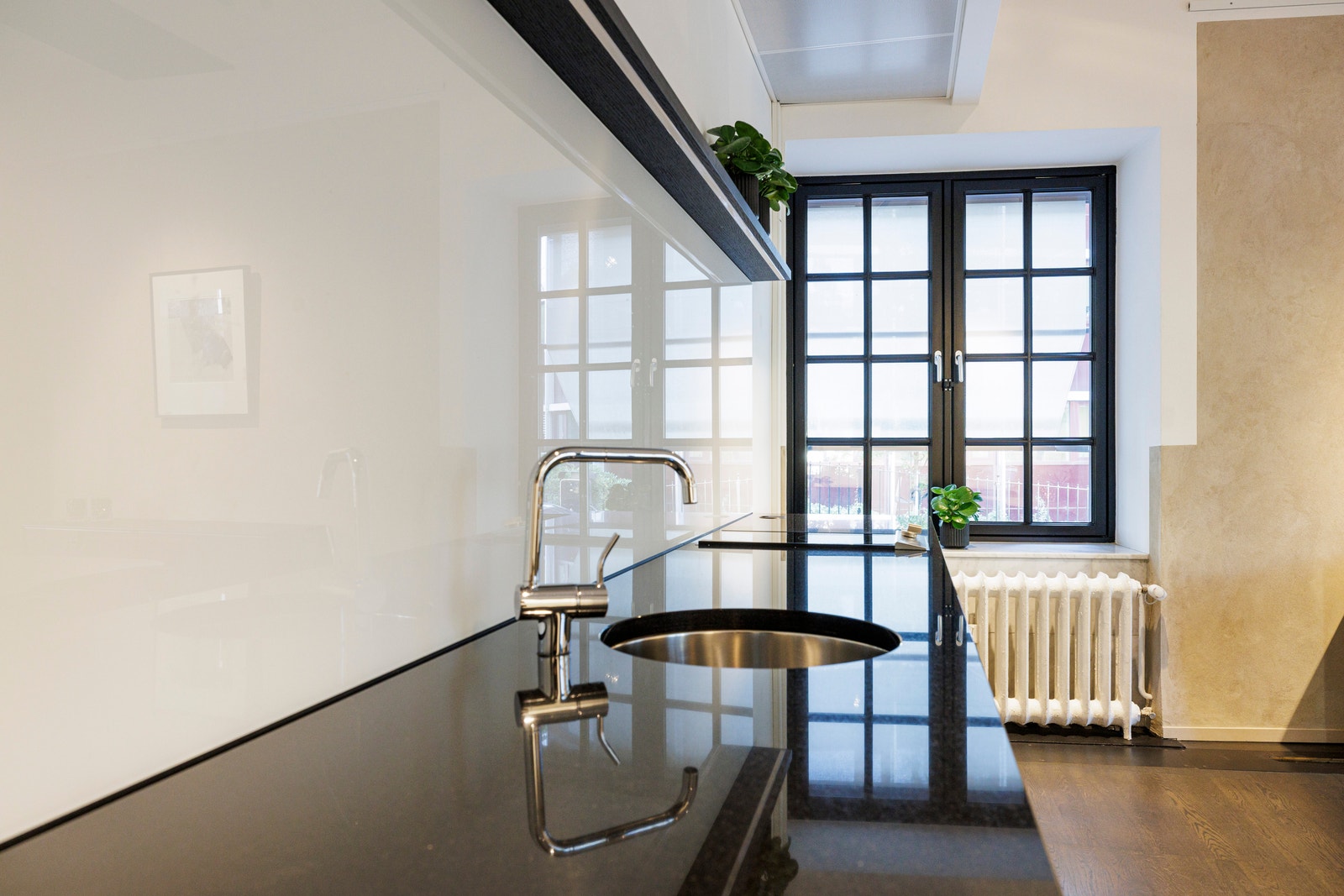 Kjøkken med marmor benkeplate og hyggelig utsyn Galleribilde