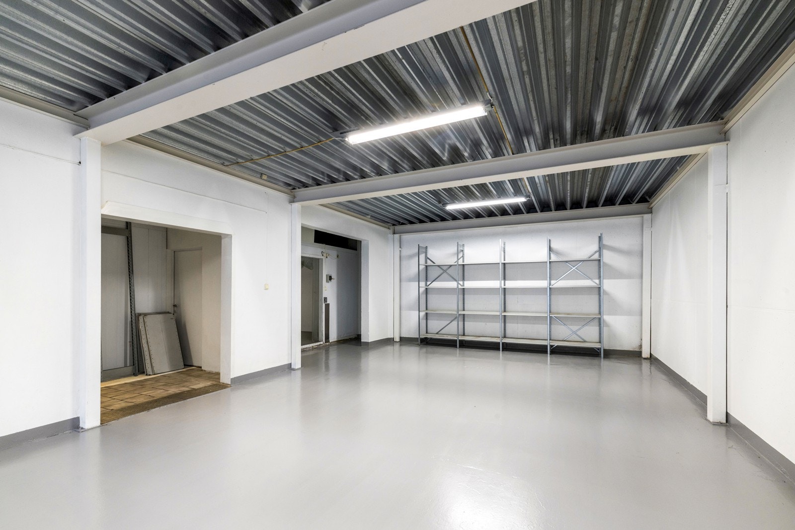 Lager med kjøreport (4 x 4.5 meter)og trapp opp til støpt mesanin. Galleribilde