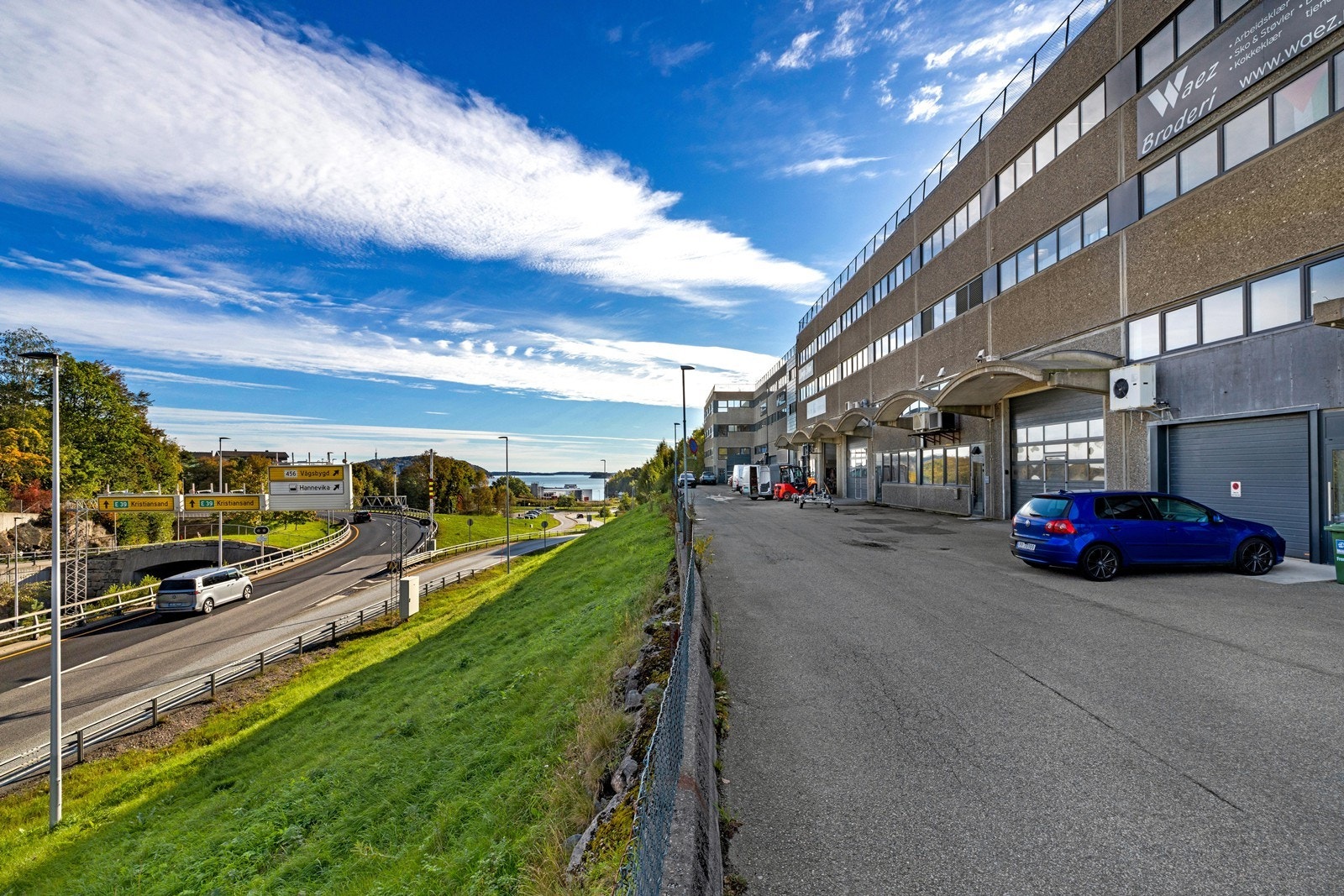 4 parkeringsplasser utenfor seksjonen. Galleribilde