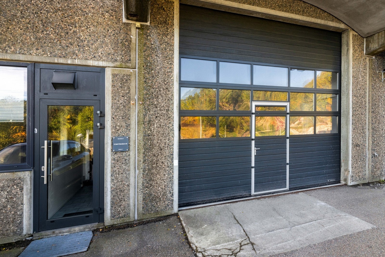 Lager med kjøreport (4 x 4.5 meter)og trapp opp til støpt mesanin. Galleribilde