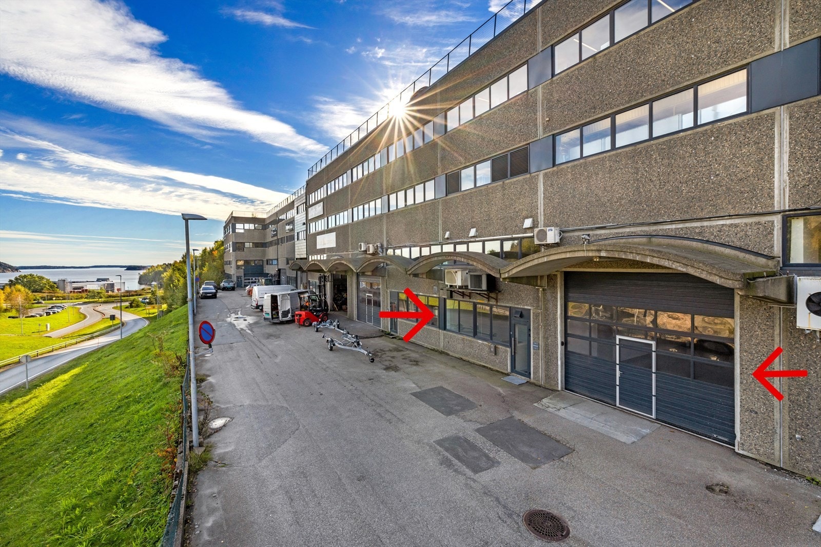 Eiendomsmegler Norge Næring har gleden av å presentere for salg en innholdsrik næringsseksjon på 2 plan. Galleribilde