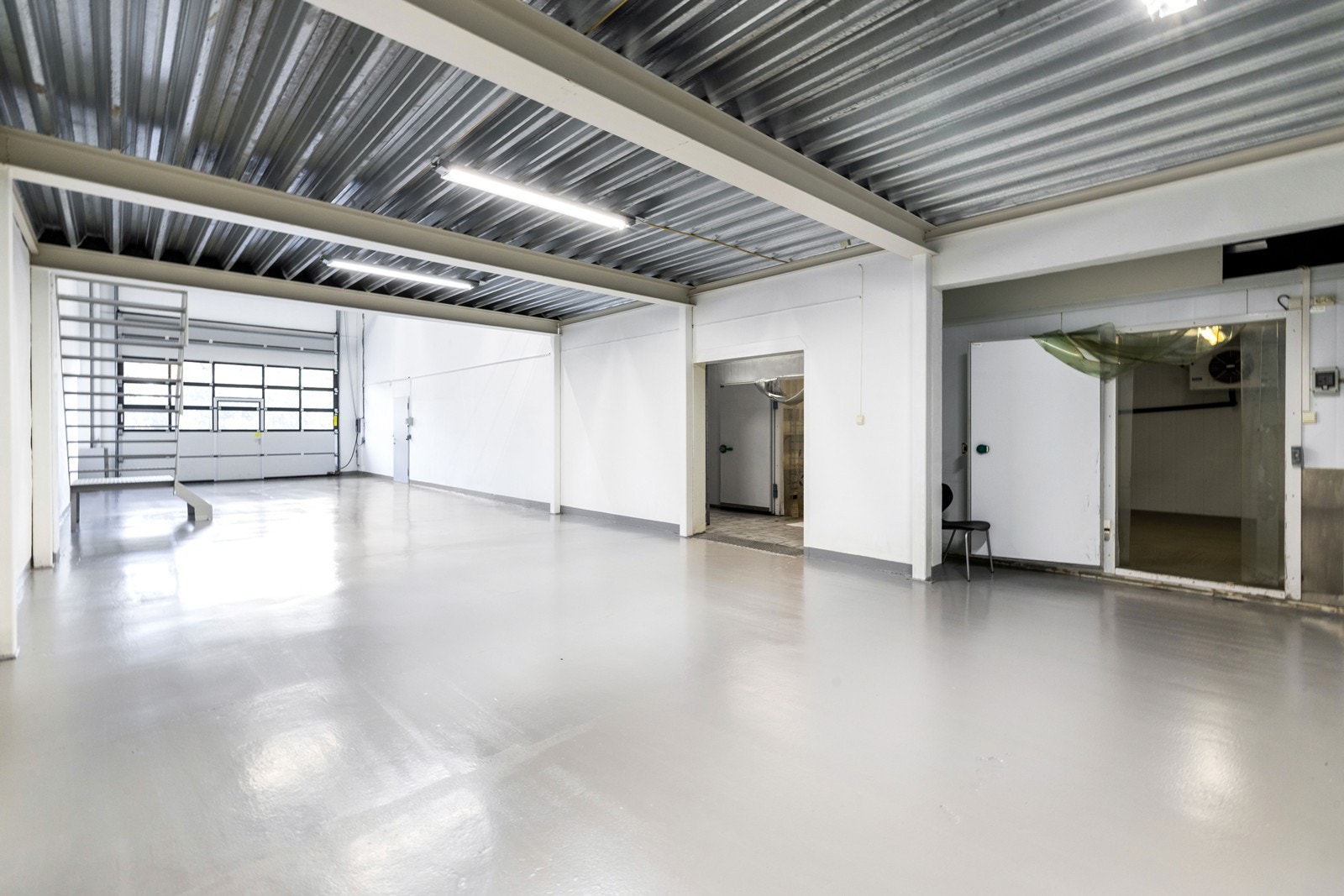 Lager med kjøreport (4 x 4.5 meter)og trapp opp til støpt mesanin. Galleribilde