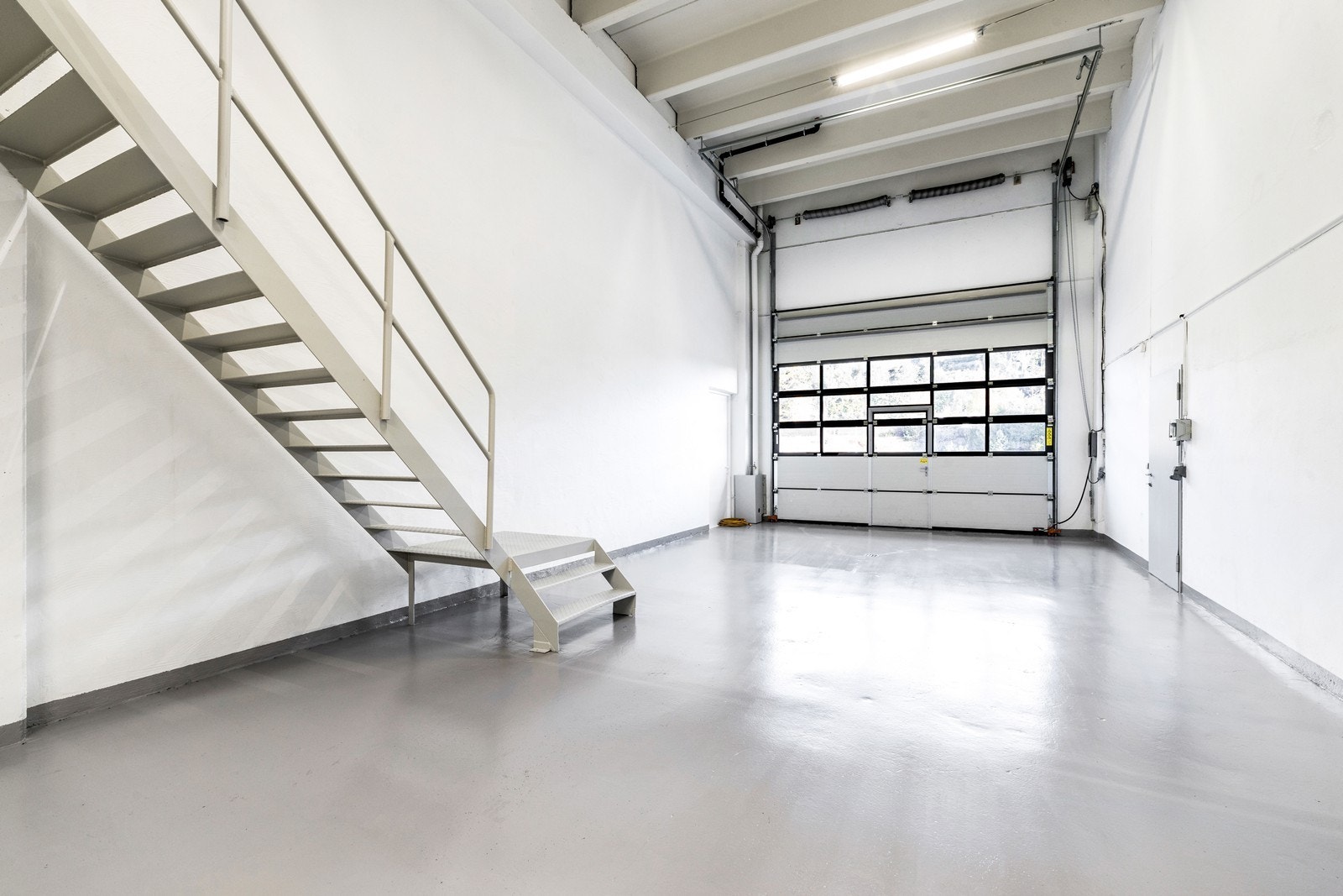 Kjøreport til lager med god takhøyde og støpt mesanin. Galleribilde