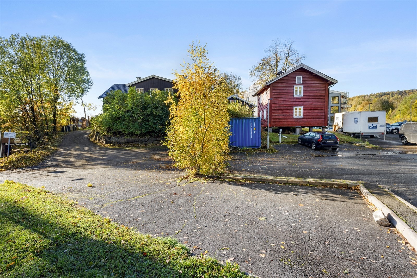 Det er gode parkeringsforhold og sameiet på 3 næringsseksjoner disponerer 17 p-plasser på sameiets tomt Galleribilde