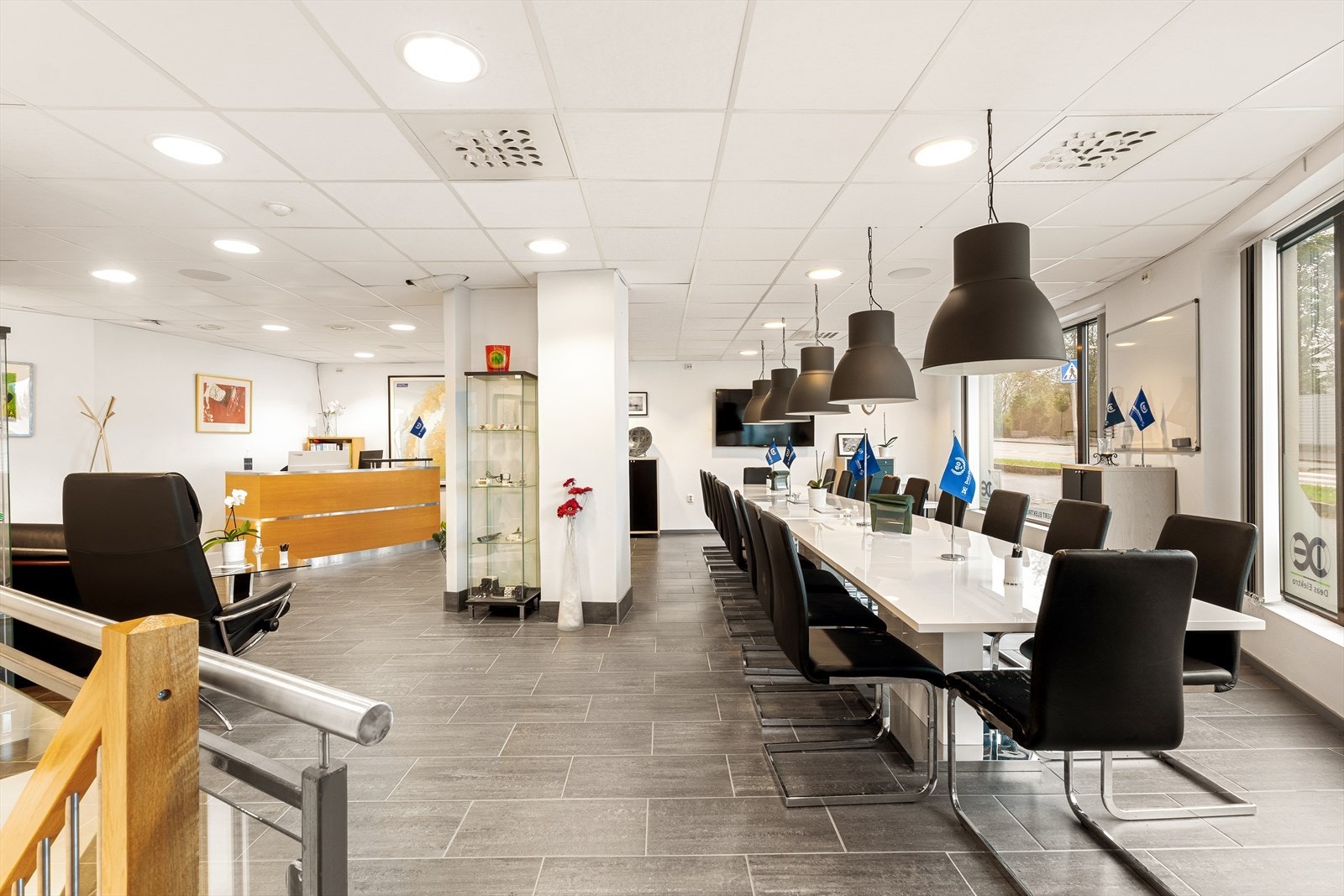 - Denne delen inneholder møtelokale/resepsjon, kontor og hybelkjøkken - Galleribilde