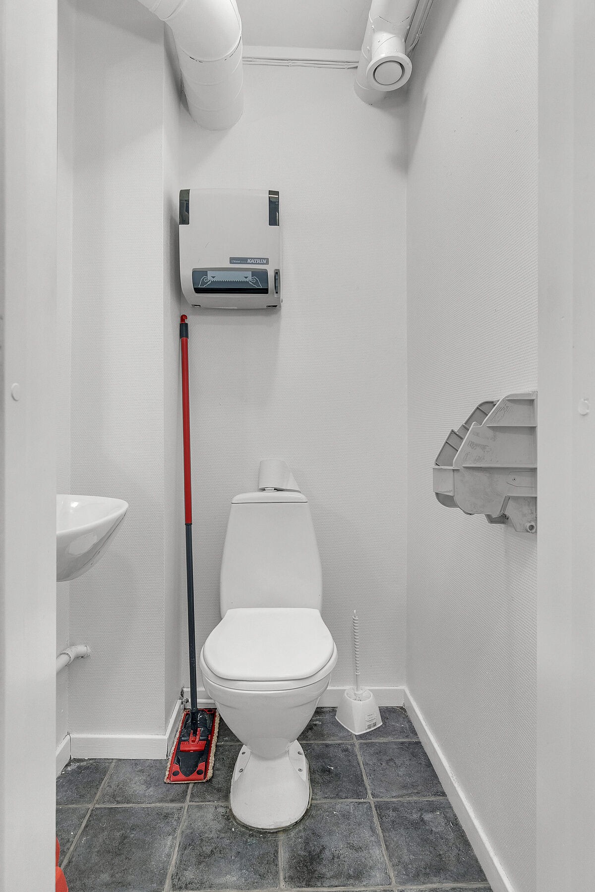 Tregård - 1etg - Næringslokale 1 - WC Galleribilde