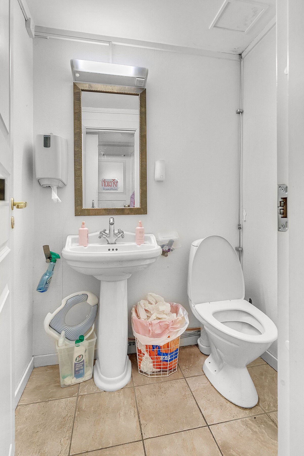 Murgård - Sokkeletasje - Næringslokale Butikk - WC Galleribilde