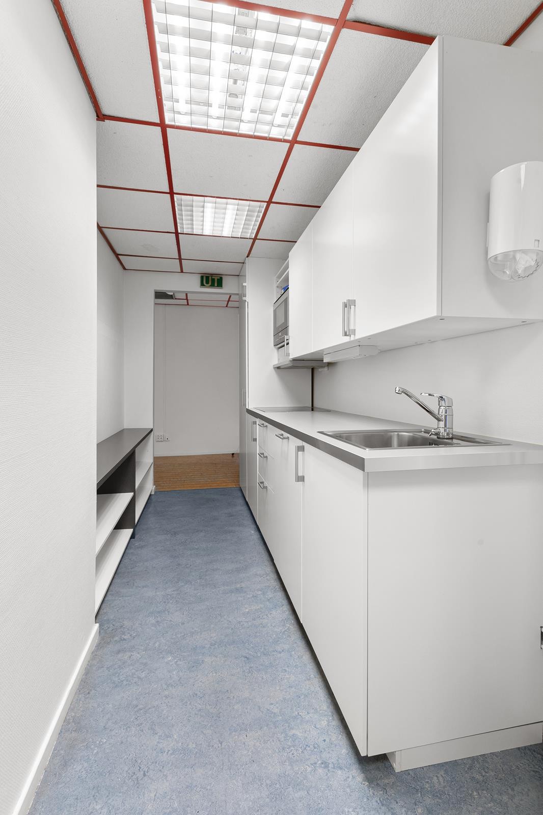 Moderne kjøkken med kjøleskap Galleribilde