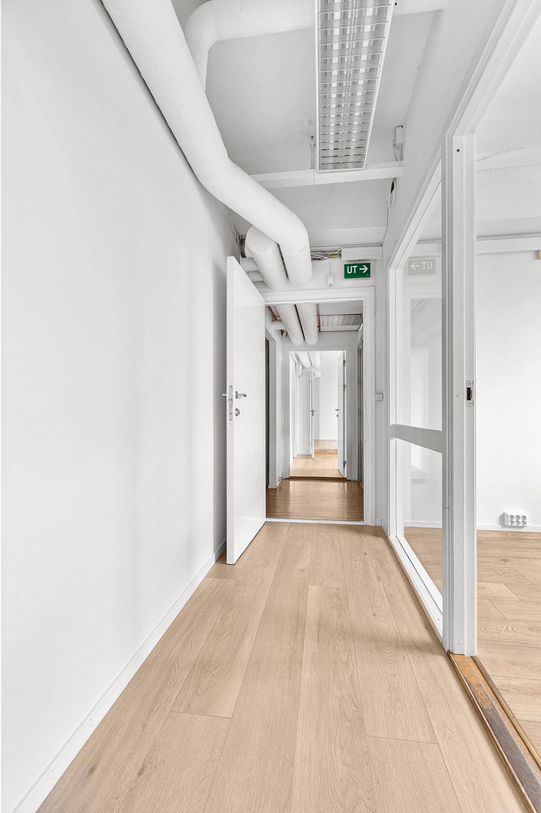 Ny lys laminat på gulvene i deler av kontoret Galleribilde