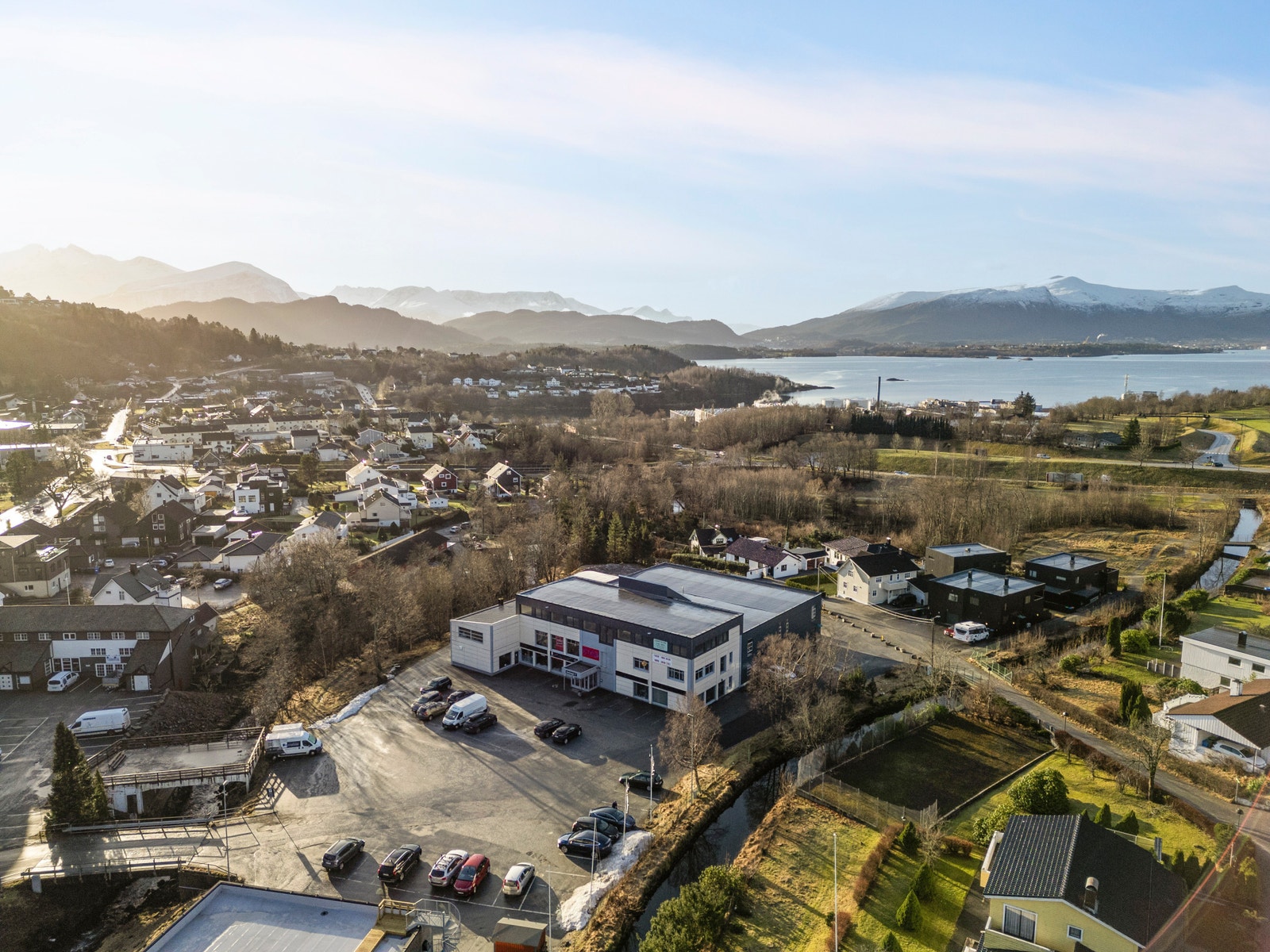 Parkering i front av bygget Galleribilde