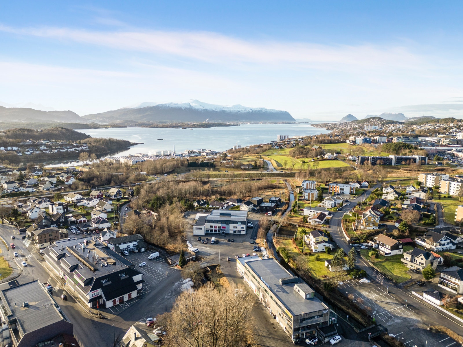 Oversiktsbilde: Kanalvegen 17 i midten, hotell til venstre og Bunnpris/Vika legesenter til høyre Galleribilde