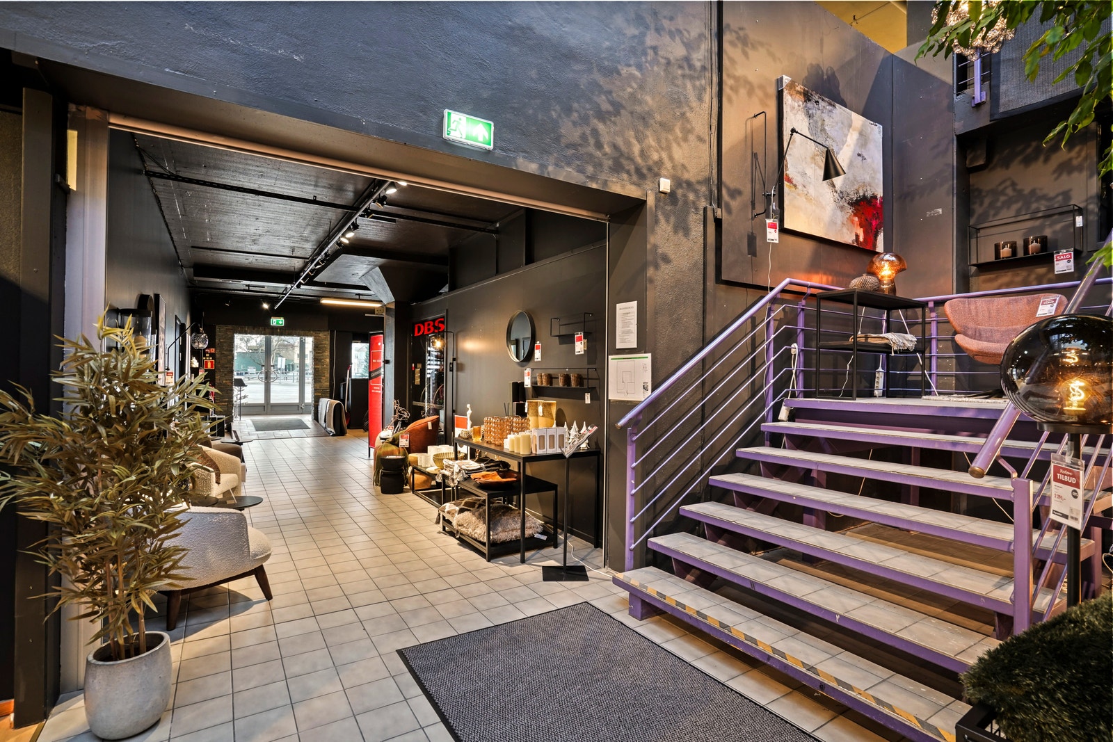 Trapp fra 1. til 2. etg butikk(er) Galleribilde