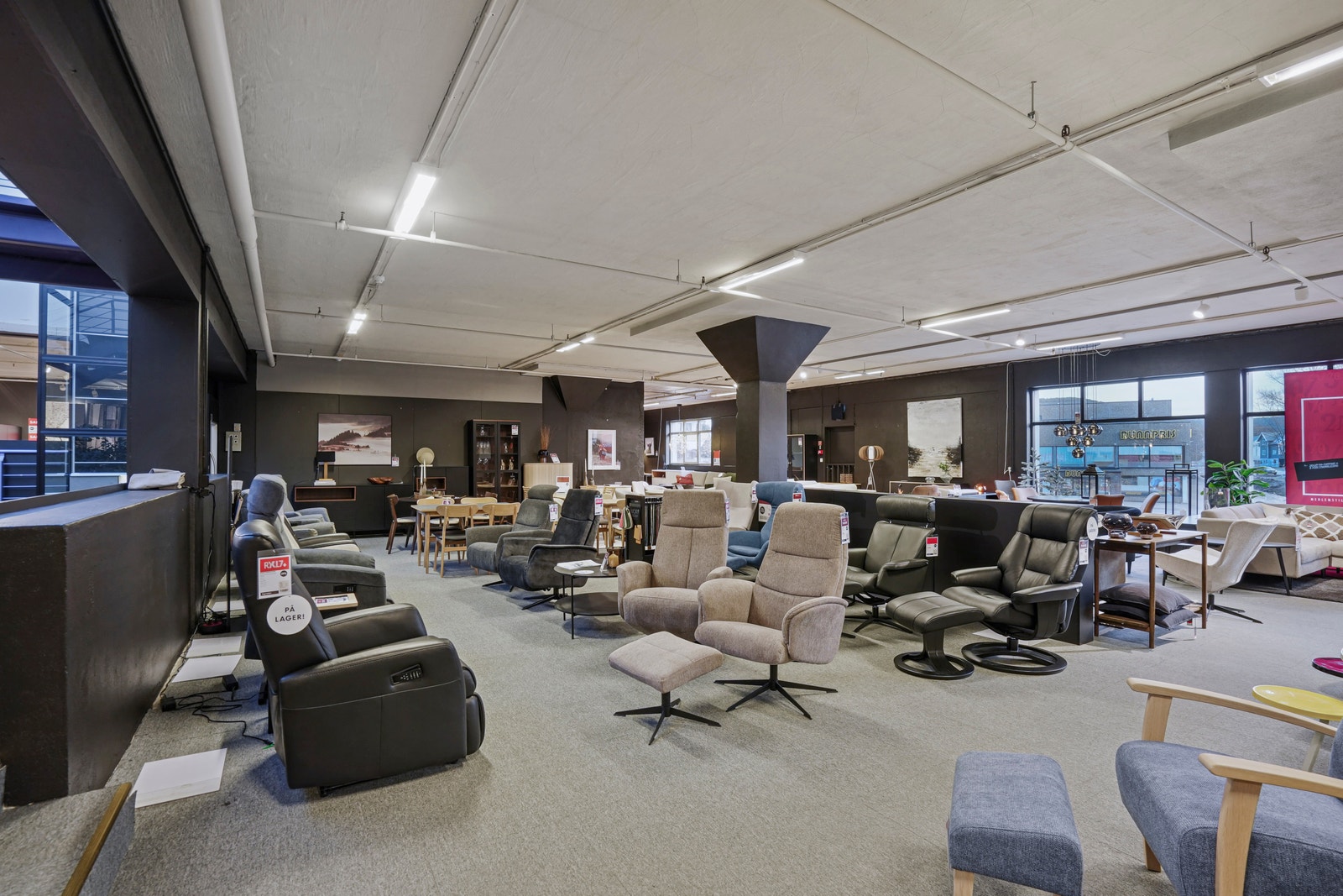 2. etg mot parkeringsplass og Bunnpris/Vika legesenter Galleribilde