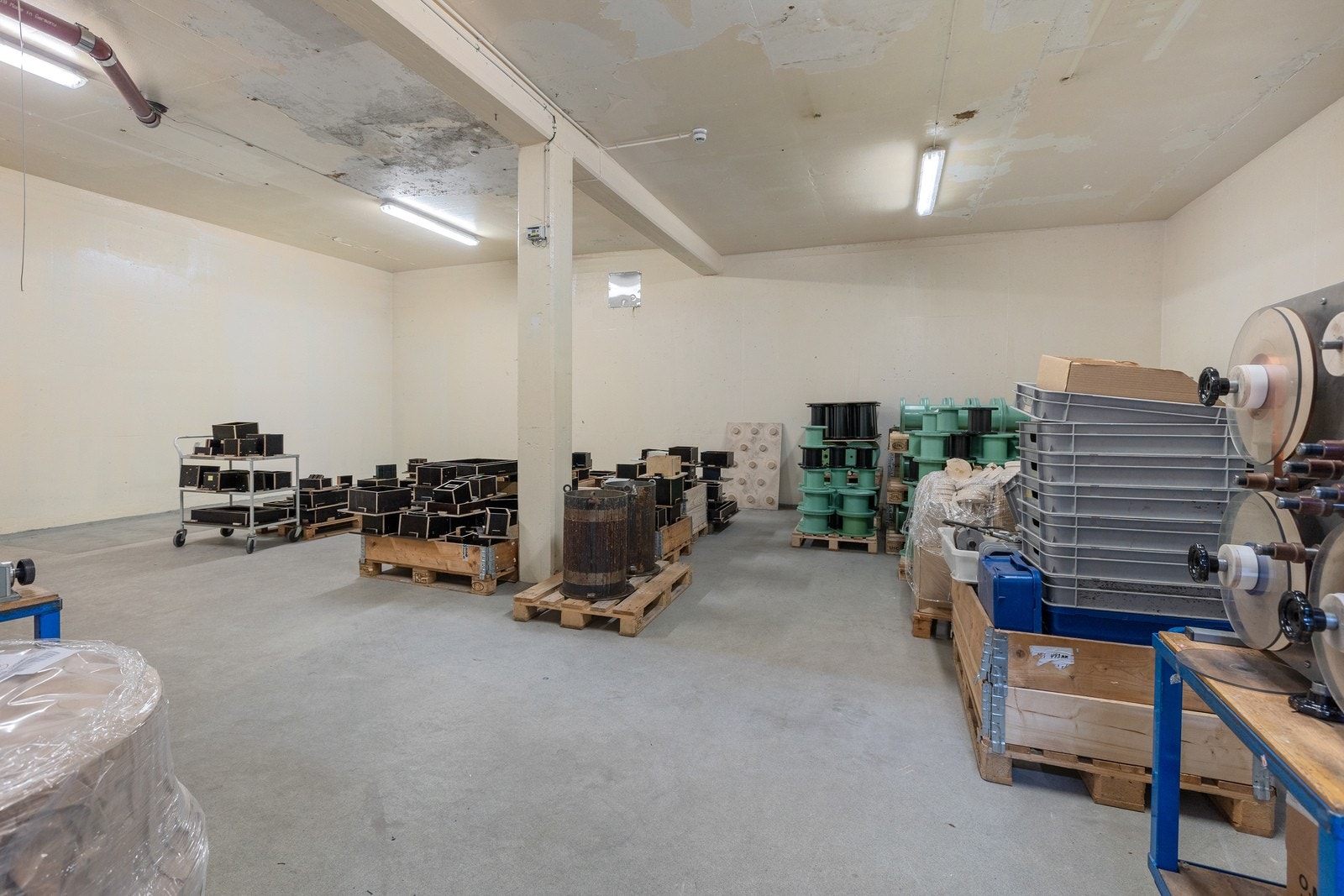 Kjeller: lager på ca. 100 m2. Muligheter for å sette inn kjøreport på ca 3x3 meter. Galleribilde