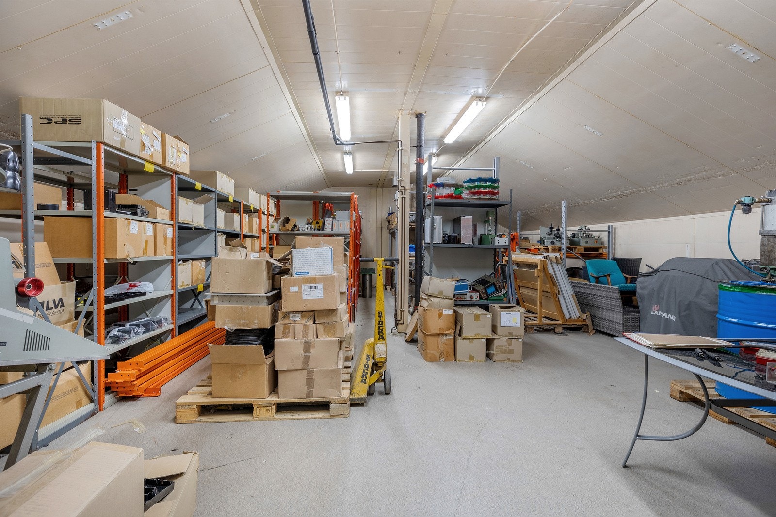 2. etasje: lager/produksjonsloker på ca. 90 m2. Adkomst med trapp og vareheis Galleribilde