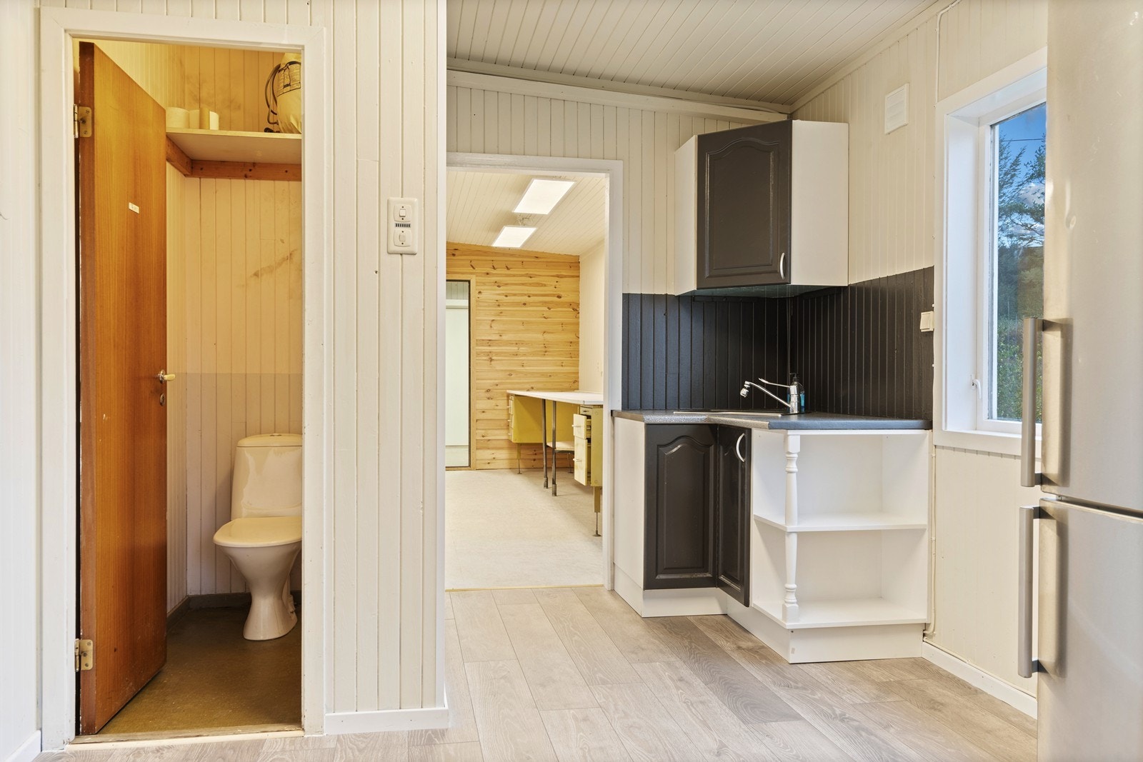 Kjøkken/pauserom del 2, m/dør til wc Galleribilde