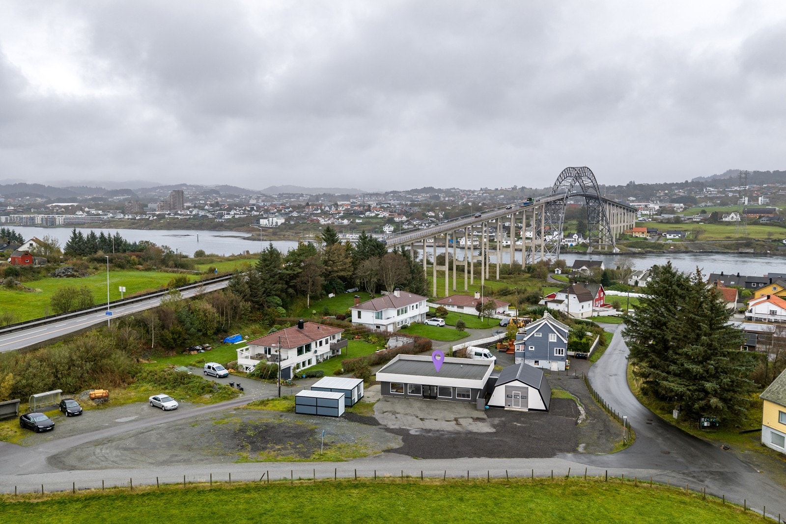 Sentral beliggenhet, Norheim næringspark og Oasen rett på andre siden. 3 stk 20 fots containere medfølger, to stk med dør og en med garasjeport. Galleribilde