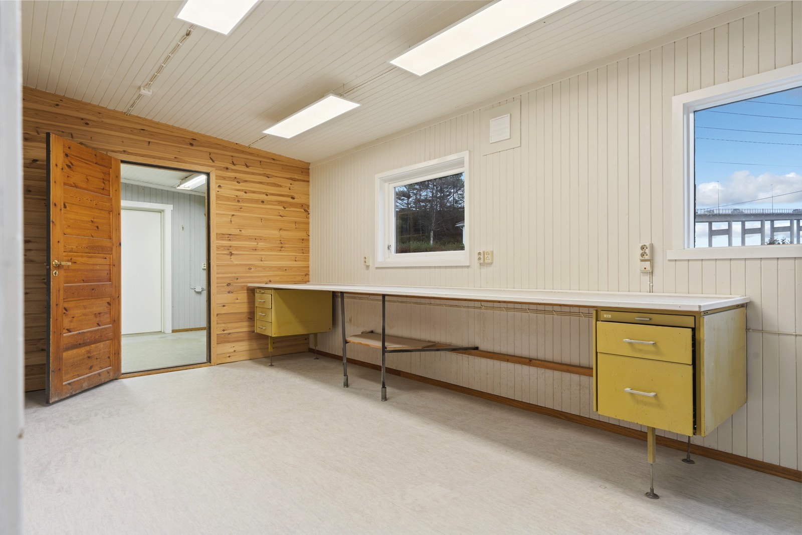 Arbeidsrom m/dør til lager og dør ut Galleribilde