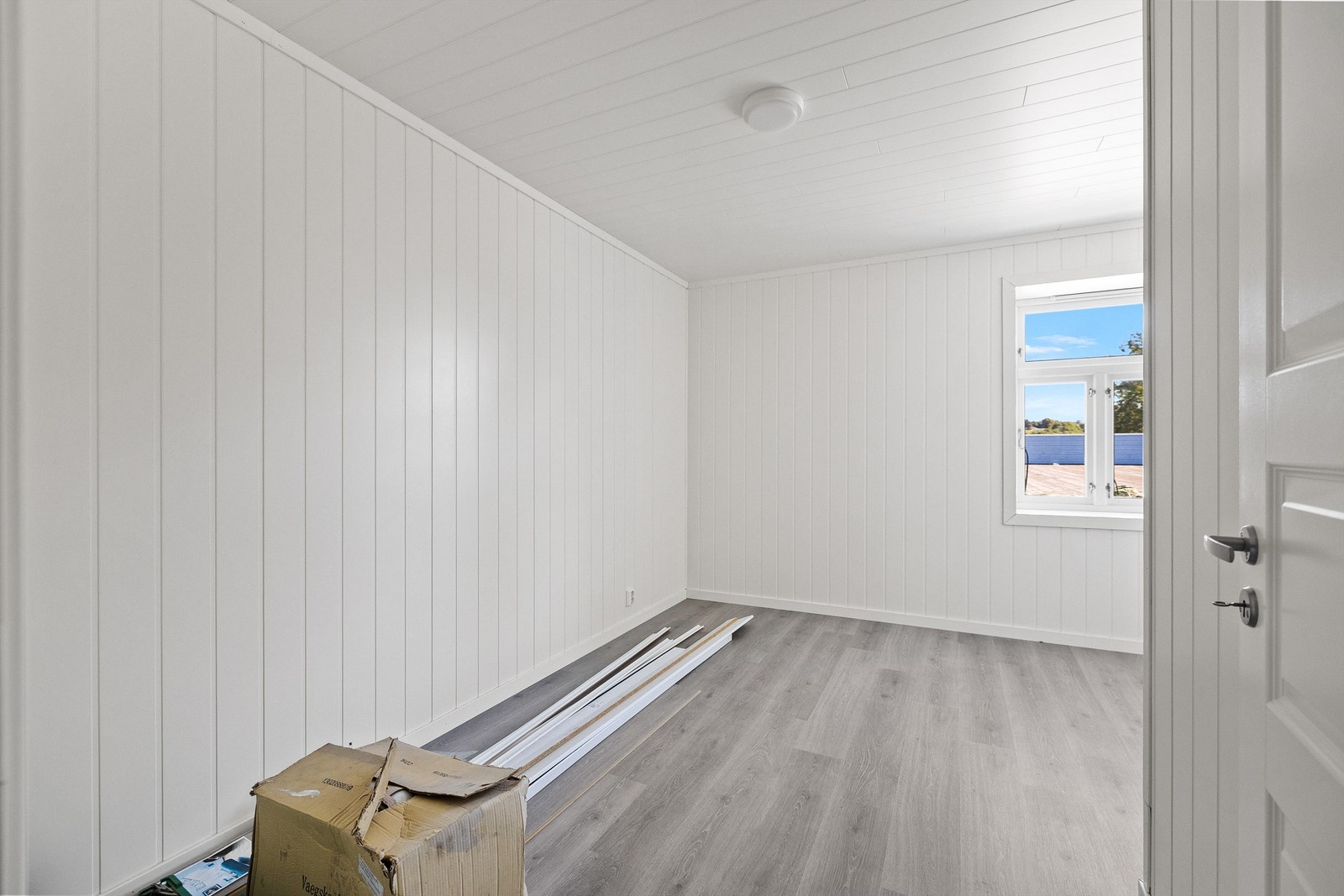 Øvre etasjen er nylig pusset opp. Mange rom, kjøkken og bad. Galleribilde