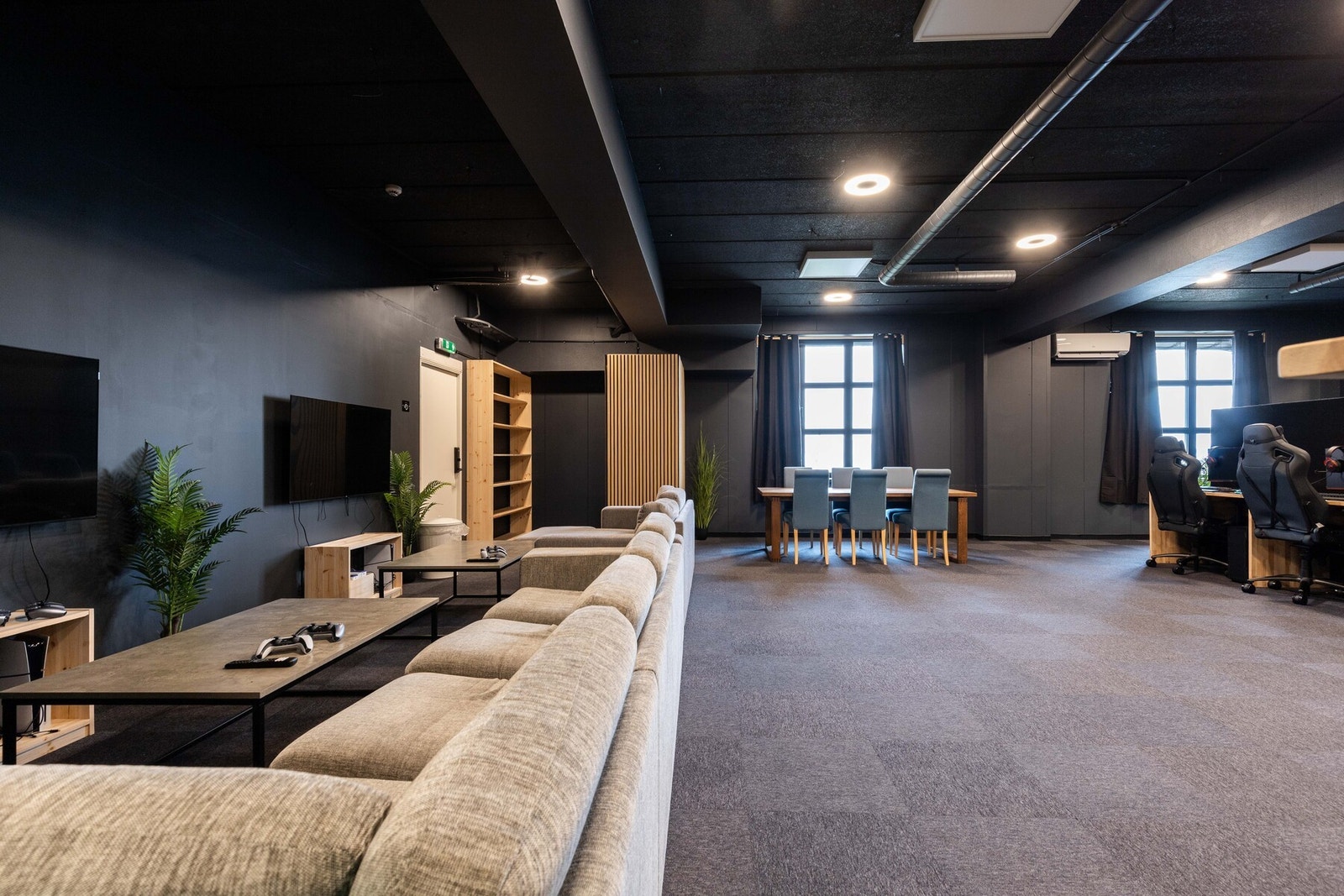 Lokalene ble nylig oppgradert og fremstår som moderne og tidsriktige, med fleksibel planløsning som enkelt kan tilpasses ulike virksomheter. Galleribilde