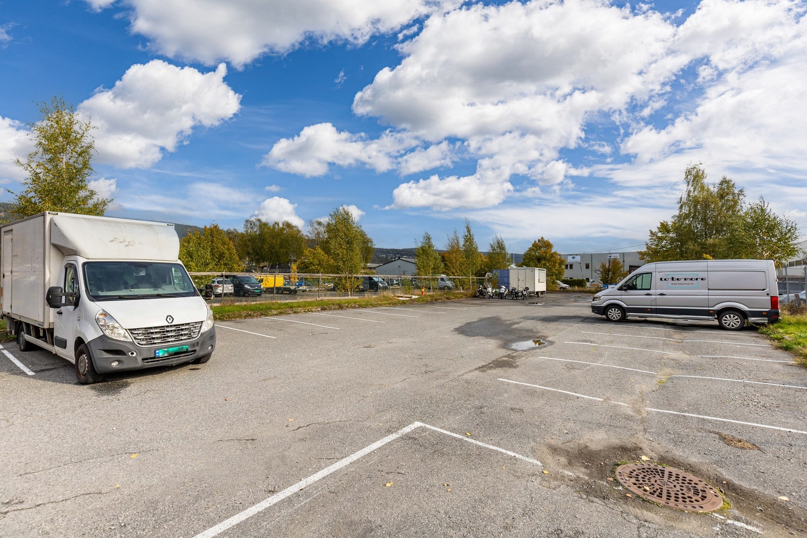 Enkel adkomst med gode parkeringsmuligheter rett utenfor bygget. Galleribilde