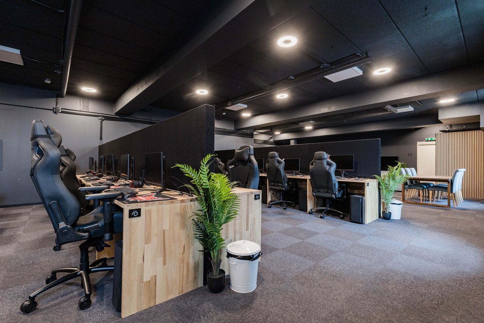 Lokalene er smakfullt oppgradert med stilrene overflater, moderne belysning og en kombinasjon av åpne soner, møterom og sosiale loungeområder. Galleribilde