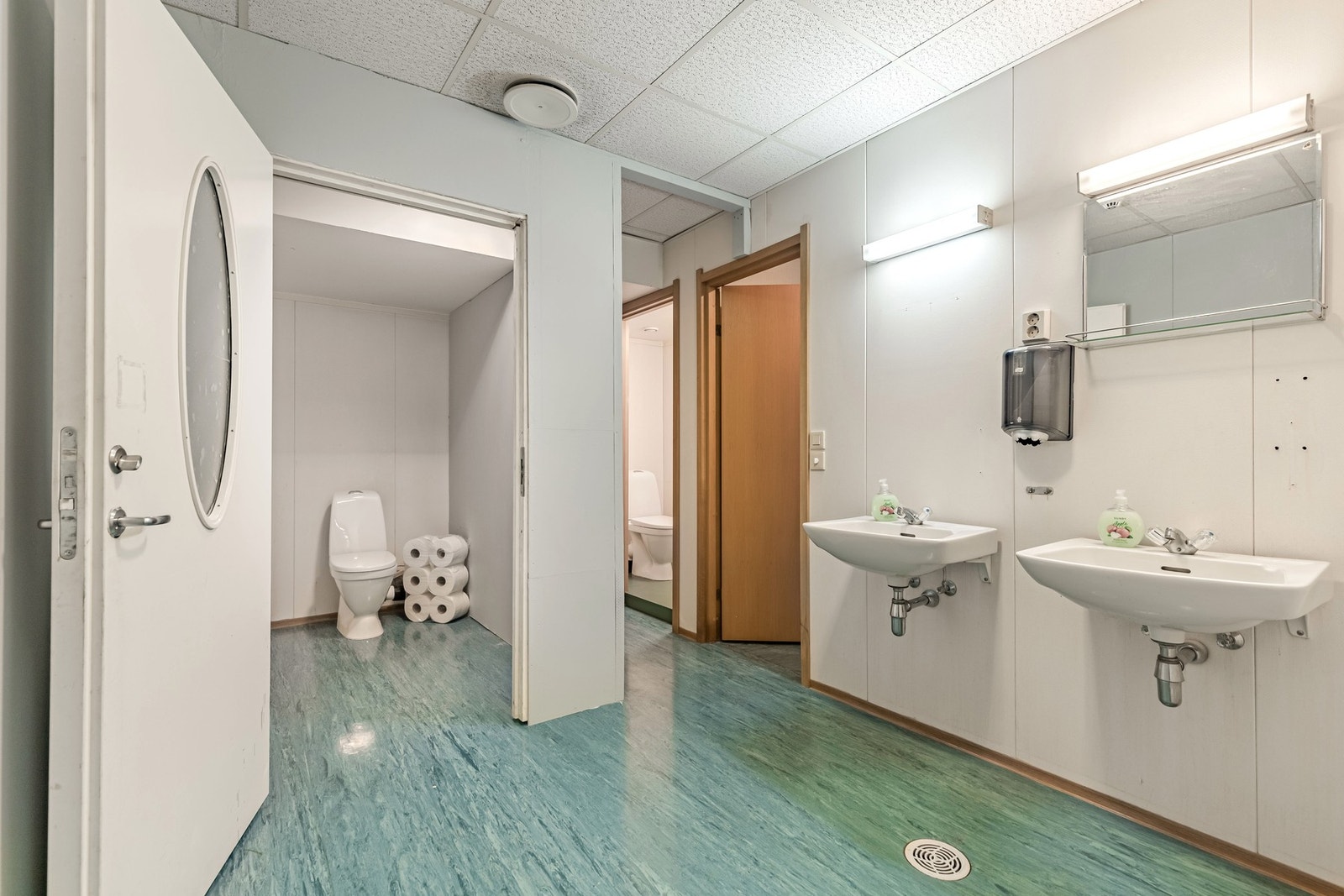 To separate toalettrom i tilknytning til hoveddelen. Galleribilde