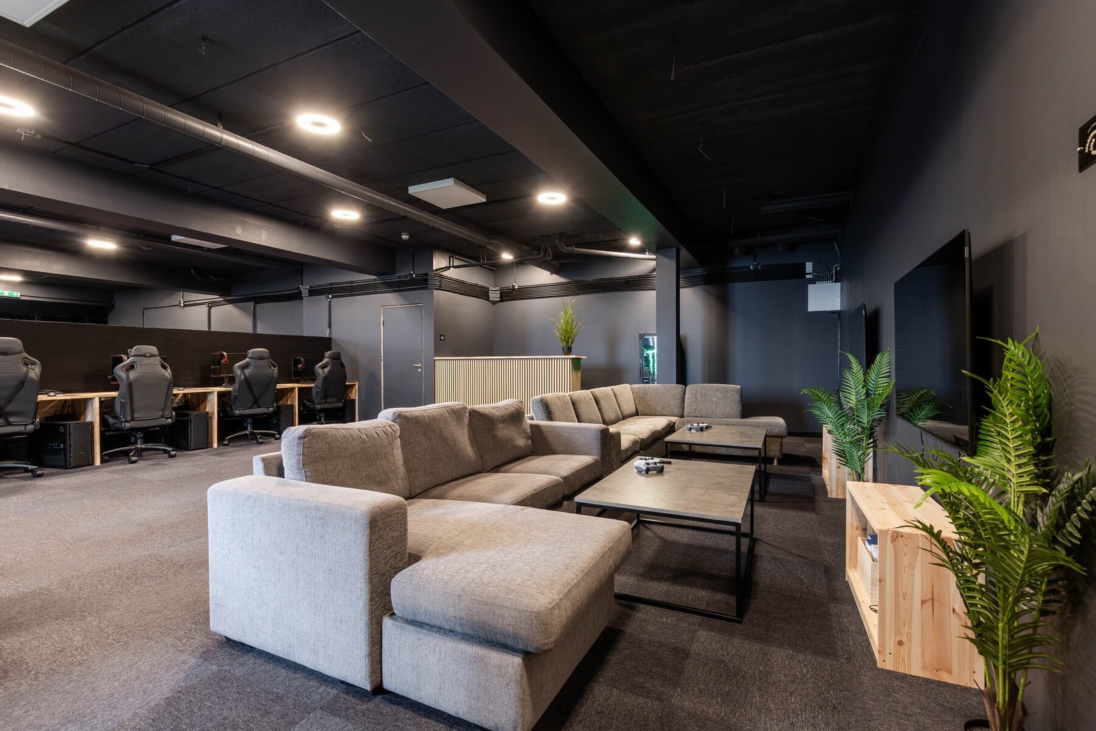 Lokalet består av et stort, åpent hovedrom med flere soner for arbeid, møter eller sosial aktivitet. tillegg finnes et møterom, et kontor, bod samt bad med to toalettrom. Galleribilde