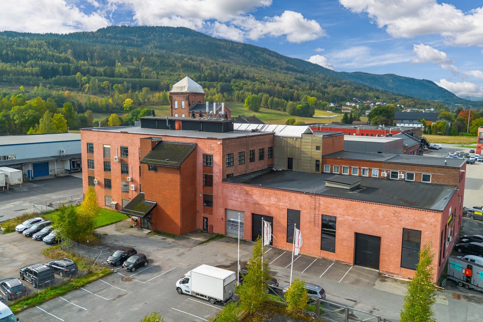 Eiendommen ligger på Gulskogen - et etablert område med variert næringsvirksomhet. Galleribilde