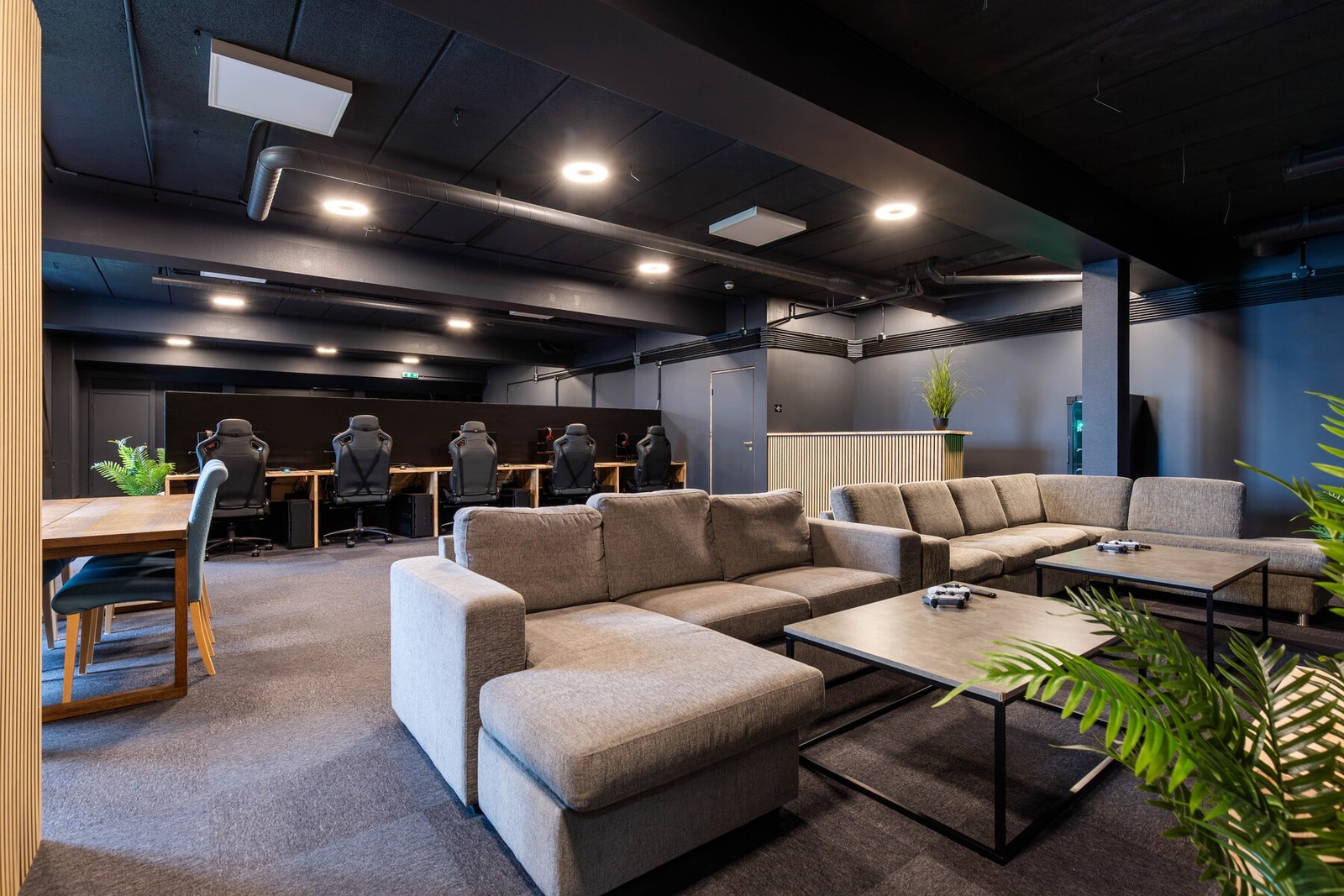 Den åpne planløsningen gjør det enkelt å tilpasse arealet til nye behov, enten man ønsker tradisjonelle kontorplasser eller et mer dynamisk miljø. Galleribilde