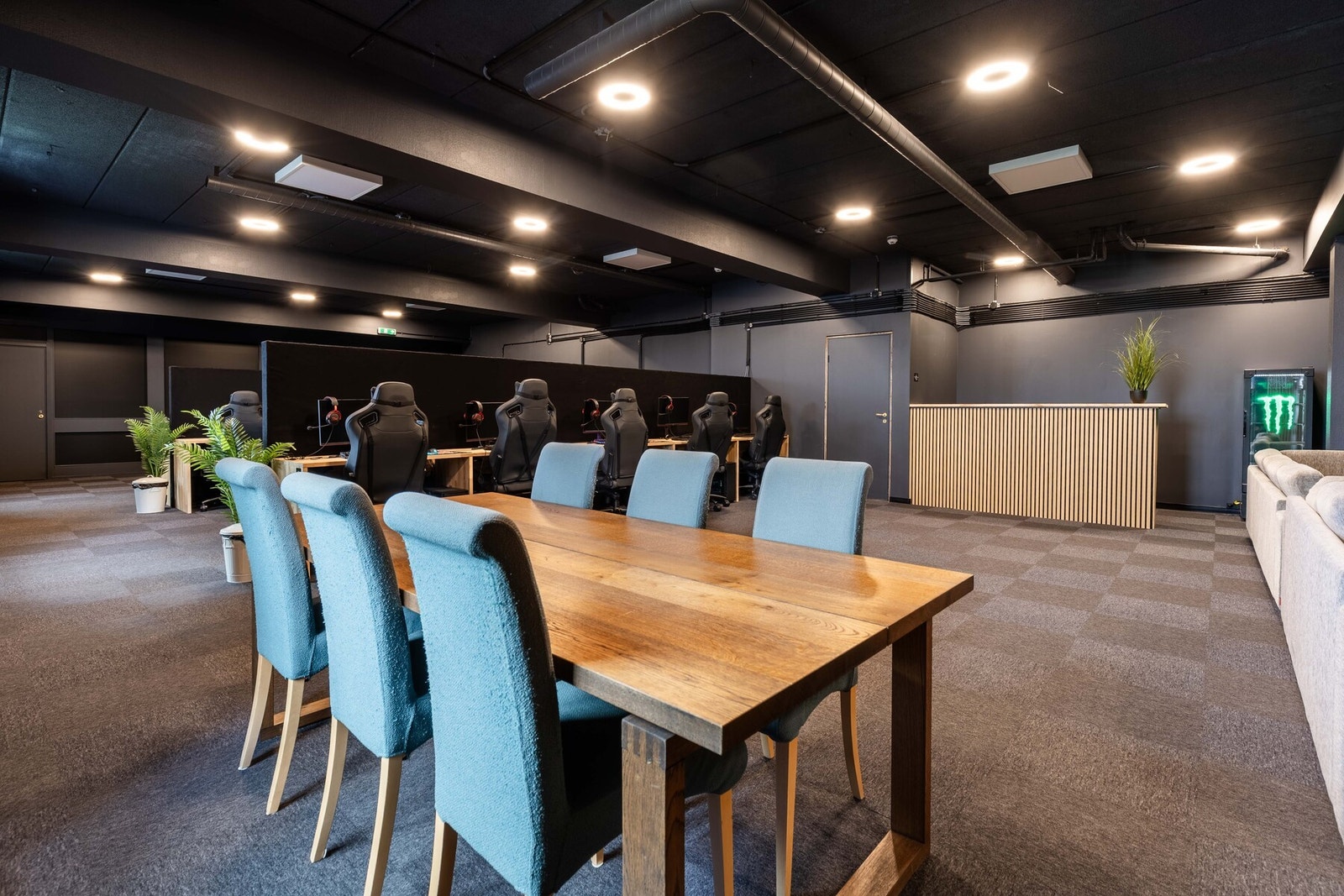 Mørke himlinger, spotbelysning og moderne detaljer gir en eksklusiv atmosfære. Galleribilde