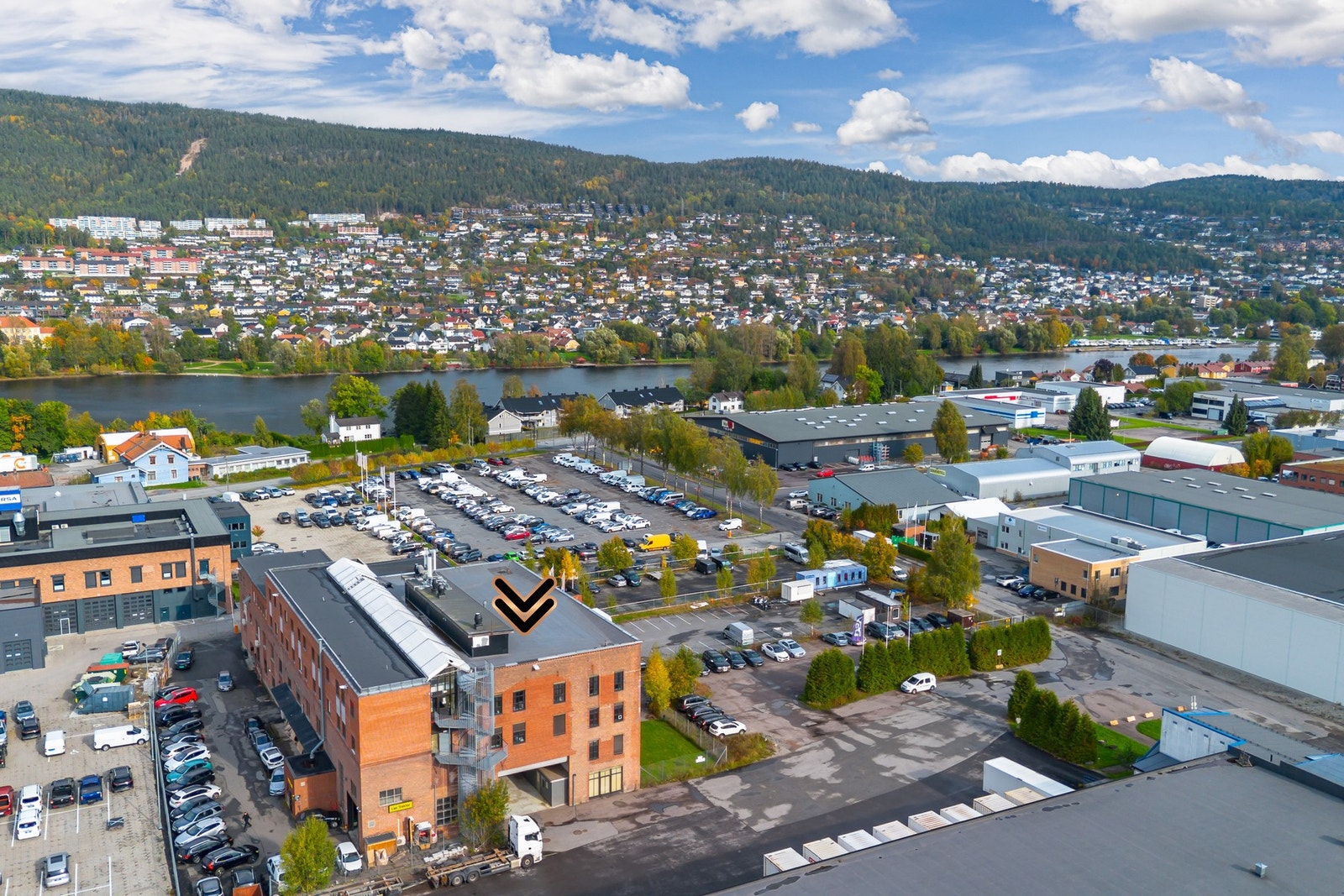 Omringet av kontor, lager og servicebedrifter - et aktivt og profesjonelt miljø. Galleribilde