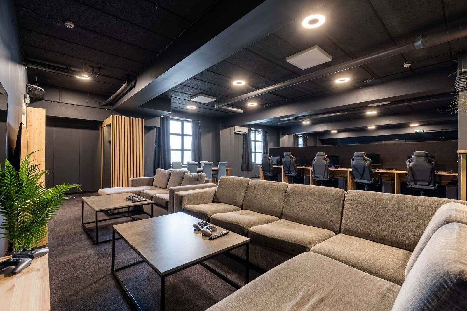 PrivatMegleren v/ Vetle Haug Kristensen har gleden av å presentere dette nyoppussede og moderne næringslokale med høy standard og fleksible bruksområder. Lounge- og arbeidsområder er tilrettelagt med fleksible løsninger. Galleribilde