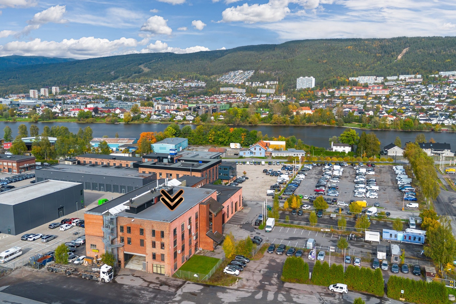 Kort vei til buss og tog gir enkel adkomst for både ansatte og kunder. Galleribilde