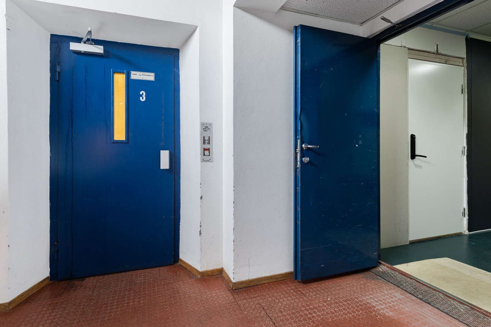 Adkomst via heis. Galleribilde