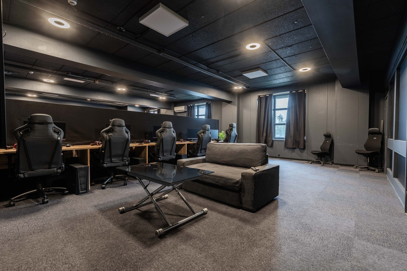 Dette er et lokale som passer perfekt for bedrifter, studio, coworking, kreative miljøer eller event-/spillformål. Galleribilde