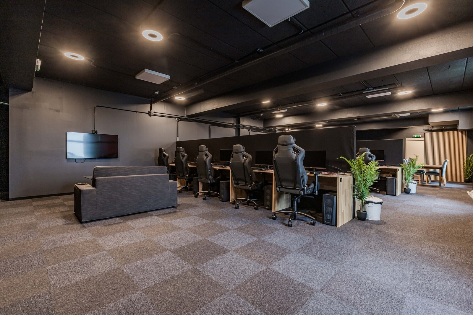 Interiøret er oppgradert med moderne belysning, slitesterke overflater og mørke himlinger som skaper et eksklusivt uttrykk. Galleribilde