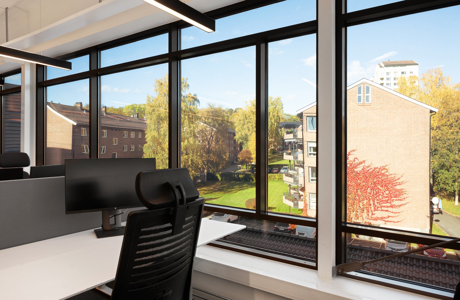 Store vindusflater gir rikelig med dagslys og en trivelig arbeidsatmosfære Galleribilde