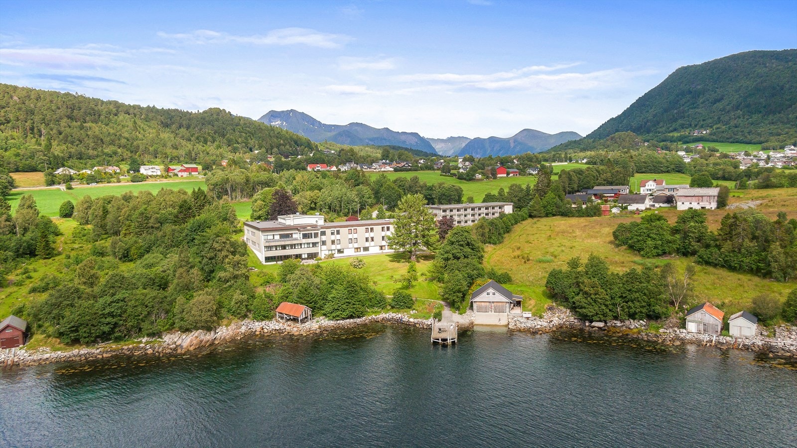 Nydelige omgivelser ved sjøen Galleribilde